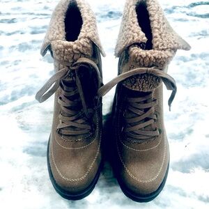 Denver Hayes Size 9 Brown/Taupe Lace-Up Boots, Cozy Sherpa Lining, Lug Sole